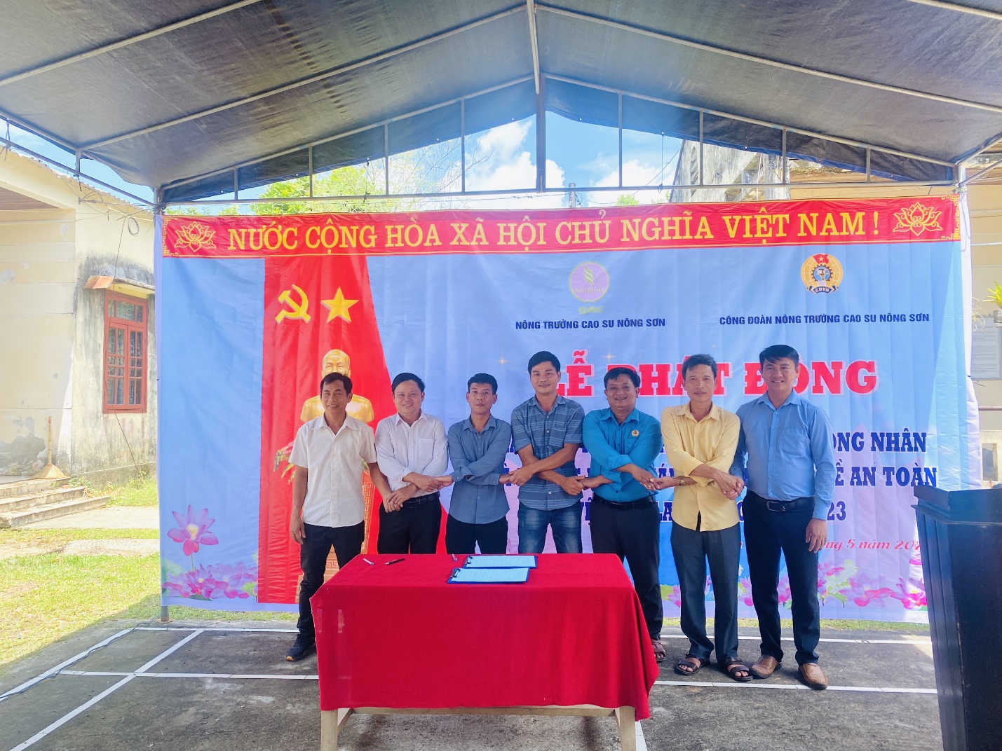 NTCS Nông Sơn phát động ra quân khai thác mủ cao su năm 2023